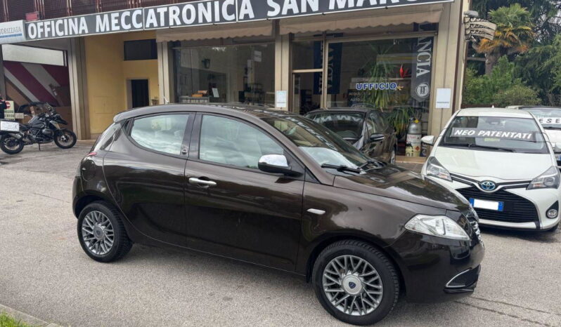 
								LANCIA – Ypsilon – 1.2 69 CV 5 porte GPL Ecochic Silver NEOPATENTATI pieno									